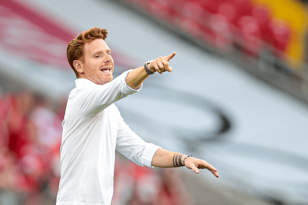 Главный тренер "Спартака" Гильермо Абаскаль весь в игре команды. Фото из интернета.