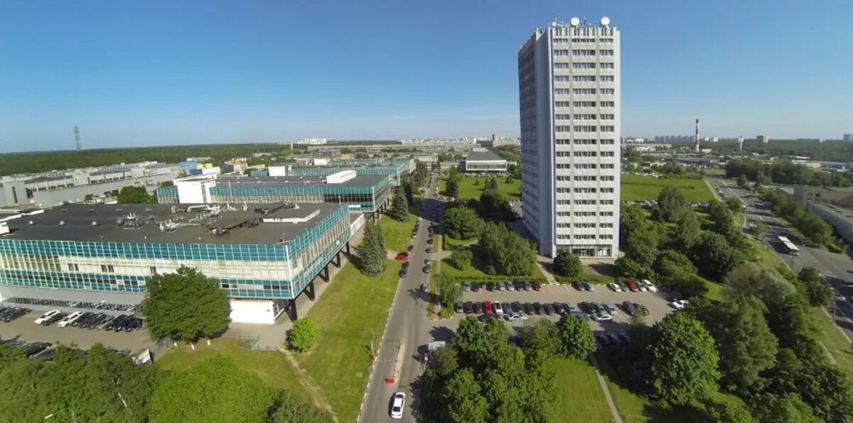 Башня - центральный офис АО «Микрон», а также 4 производственных корпуса слева от башни. 