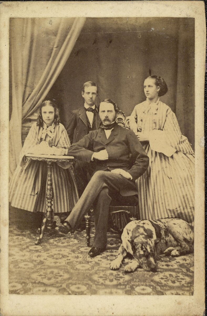 Король Кристиан IX и его дети Александра, Вильгельм и Дагмар. Фото 1860 г.