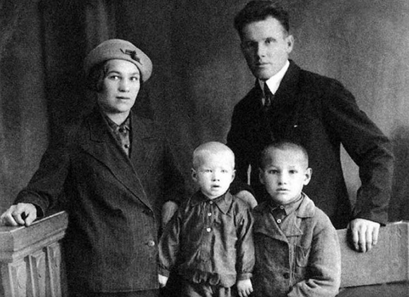 Отец и мать Бориса Ельцина, сам Борис Николаевич (справа) и его младший брат Михаил (слева). Фото из архива Ельцин-центра.