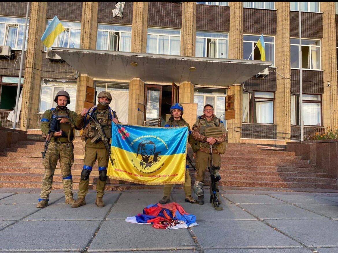 Почему ушли войска из киева. Украинские военные с флагом Украины. Украинские войска в Херсоне. Донбасс город. Купянск Украина.