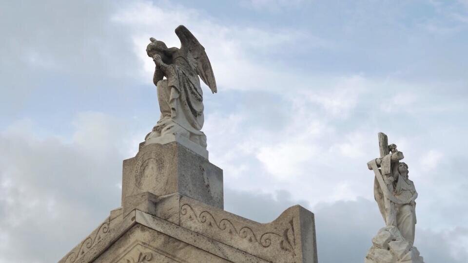     "Я обвенчан со скорбью": самые странные похороны монархов Скриншот видео