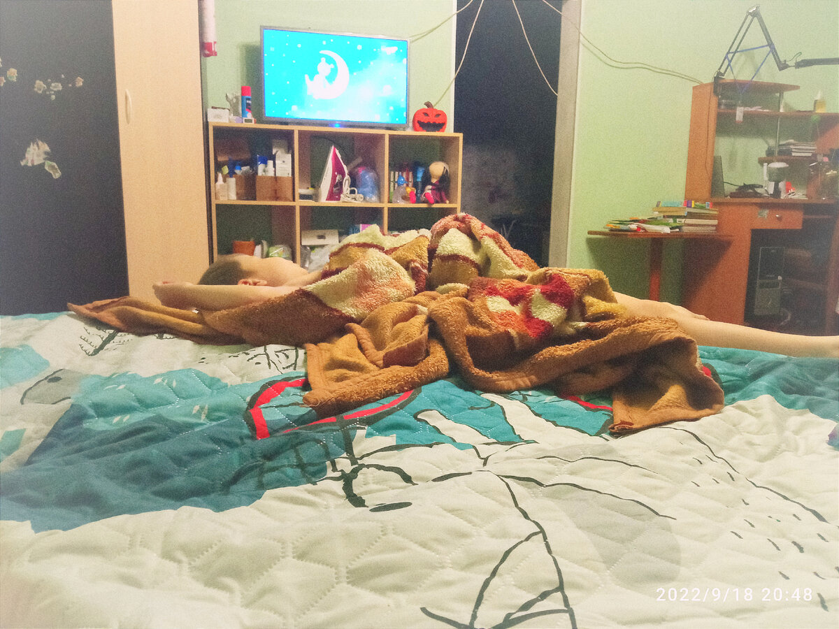 Паше именно вот так удобно смотреть Спокойной ночи, малыши. Провода в проходе пока будут висеть так