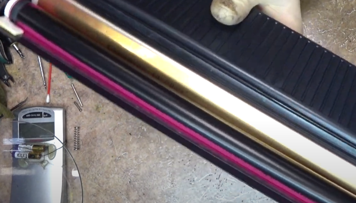 Фото 105. Устанавливаем шторку. Сначала закрепляем ее на рычаге с фото 10.