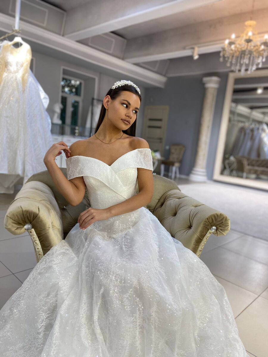 Свадебный салон на Бауманской. Огромный выбор свадебных платьев от минимализма до роскоши. Цены от 15000р. Так же у нас есть свадебные туфли, гребни, заколки, ободки,серьги, клатчи, халаты, сорочки, пижамы и многое другое.