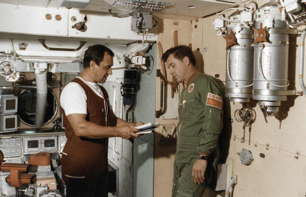 Валерий Поляков (слева) – признанный исследователь в отечественной космической отрасли.  Фото: РИА «Новости» / Александр Моклецов