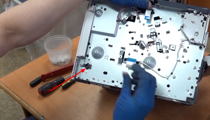 Фото 47. Для этого отводим защелку на пластиковой накладке и сдвигаем ее влево