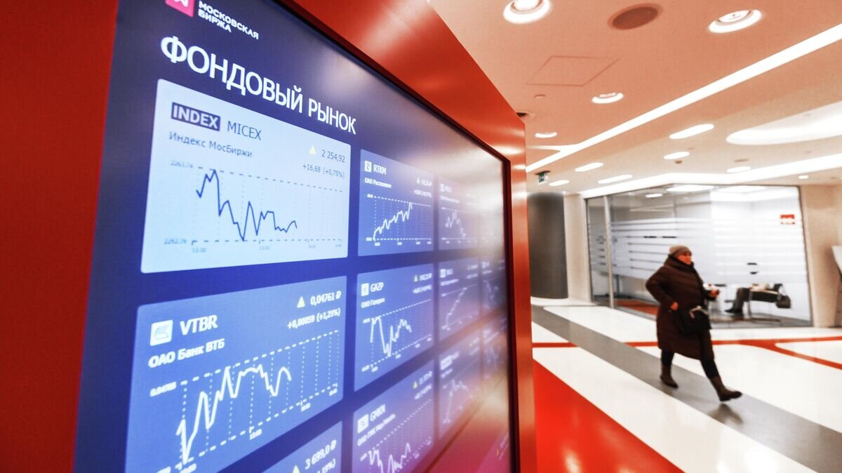    Котировки фондового рынка на экране в здании Московской биржи© РИА Новости / Григорий Сысоев