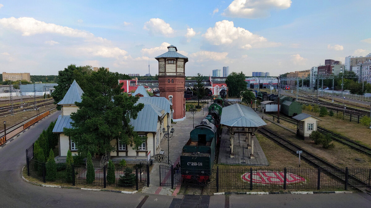 Красные буквы «МВР» в виде клумбы (пусть и в перевёрнутом виде) отлично видны с высоты пешеходного моста ещё только при подходе к станции. Этот же логотип венчает входные ворота.