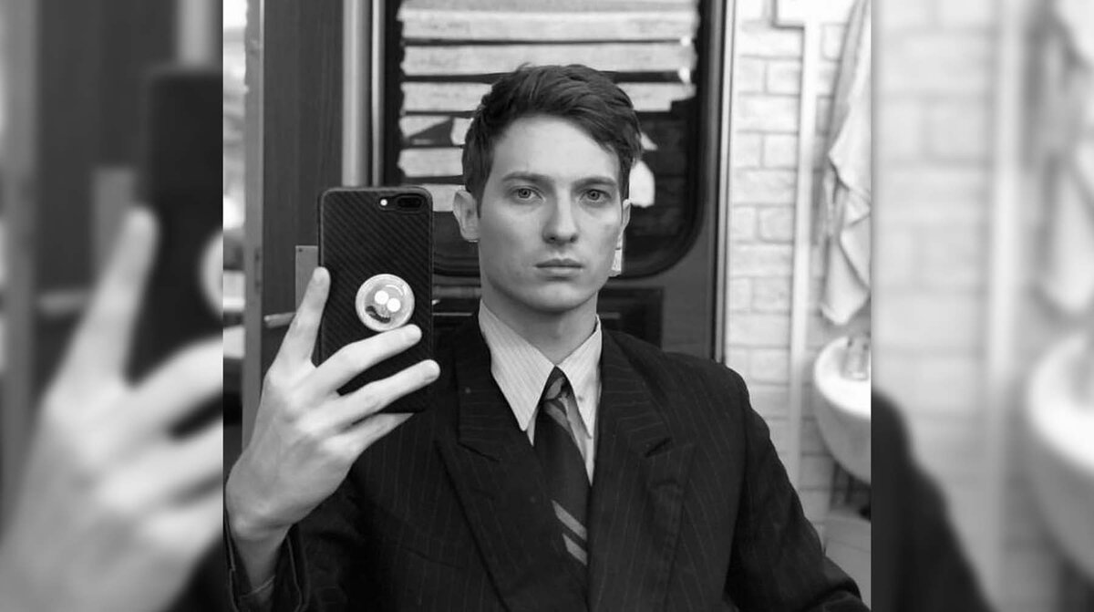 «Из всех, кто пришел, я оказался самым молодым, — говорит он Daily Storm. — Остальным было уже за 40. Чувствовалось, что это люди, которые собирались служить, и поэтому они здесь. А был и вот такой случай… У мужчины оказалось неважно со здоровьем. Но когда его спросили, хочет ли он, чтобы его мобилизовали, он сказал «да».Самого Стаса не призвали. Он оказался негоден, и не только из-за противопоказаний.«Дело в том, что я моряк. Человек, который никогда не держал в руках автомат, — вспоминает артист. — Моя учетная специальность — командир отделения специалистов корабельных паровых турбин. И потом, у меня нет военного опыта. Я служил на корабле, который никогда не выходил на боевые задания».