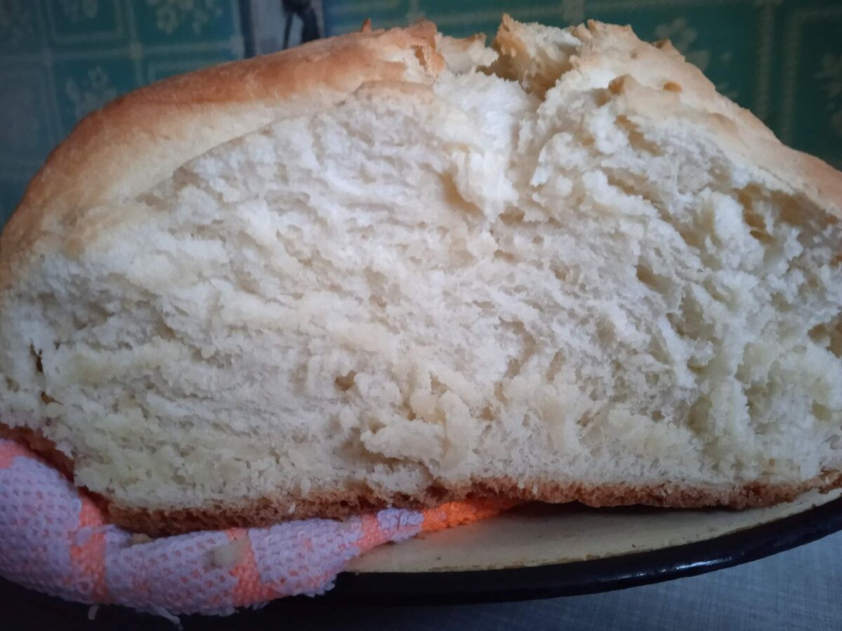 Хлеб в духовке в рукаве. Хруст хлеб. Мужик хрустит хлебцами.
