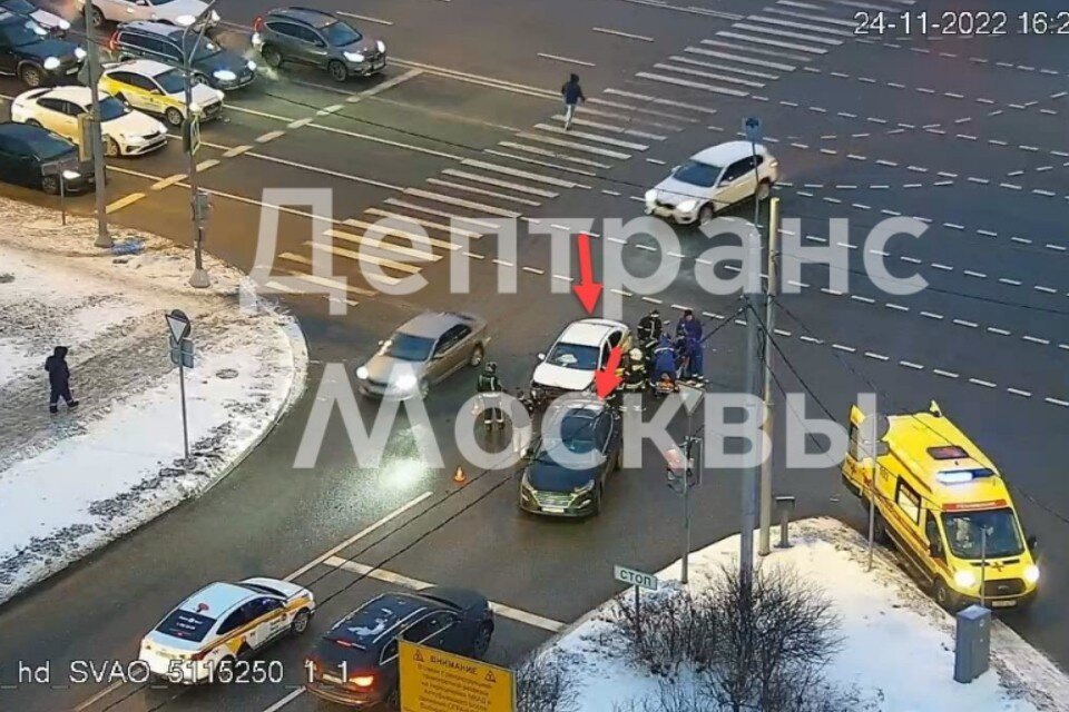     Два автомобиля столкнулись на пересечении Алтуфьевского шоссе и Вологодского проезда в Москве  Департамент транспорта Москвы