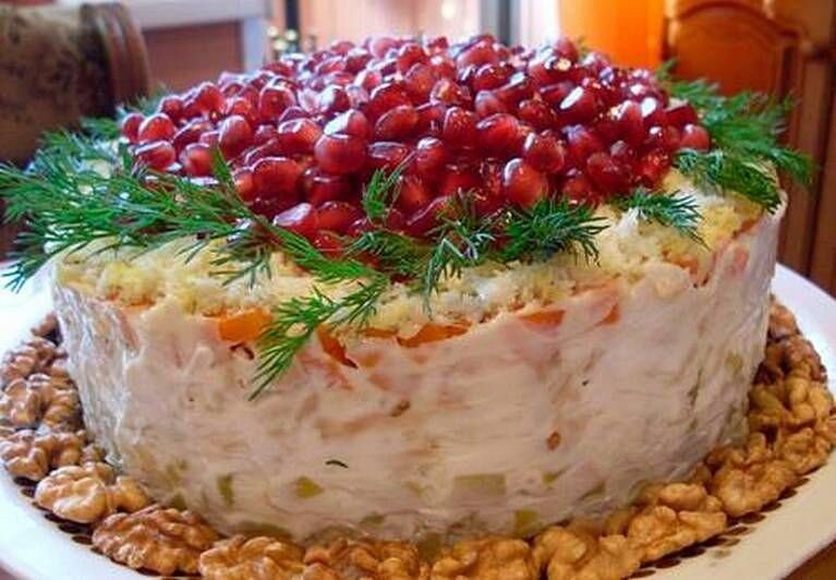 Салат "Красная шапочка" - готовится не сложно, а получается очень красивый, сочный и сытный