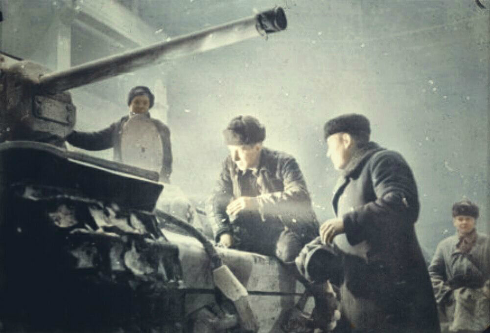 Ремонт танков на Н-ском заводе. 40-е годы. Источник: goskatalog.ru. Фотография использована в качестве иллюстрации.