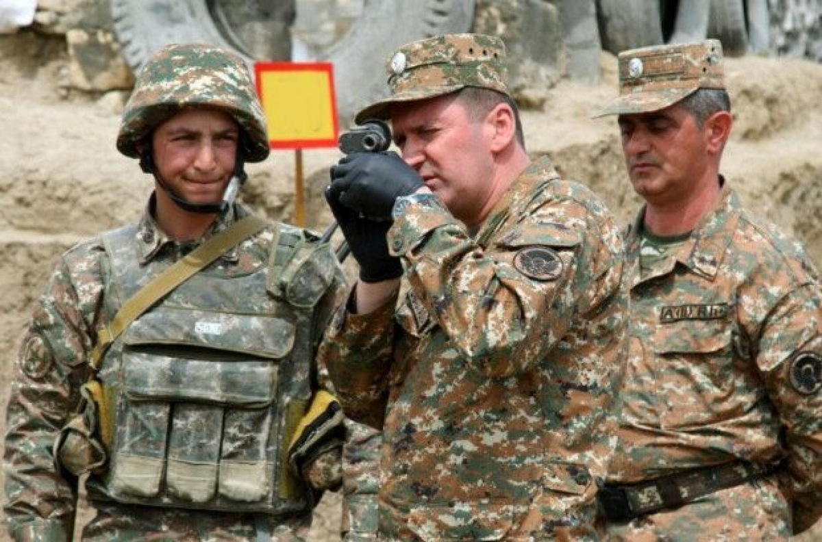 Армянские военные на позициях в Карабахе уже не скрывают своей принадлежности к ВС РА