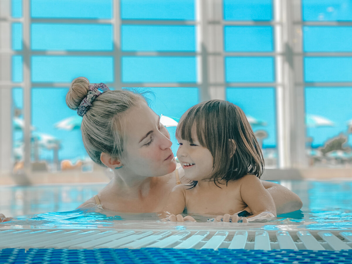 Всем привет! Меня зовут Аня и сейчас я с мужем Темой, сыном Колей и дочкой Арьей отдыхаю в Сочи