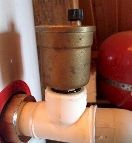 Элемент, нуждающийся в заменеДемонтируем спускник. В резьбе видны остатки полимеризовавшегося составаВлагу и остатки уплотнителя удаляем сухой бумажной салфеткойРезьба становится чистой и сухойНа наружную резьбу нового спускника по кругу наносим СантехмастерГельНовый элемент установлен, через 10 мин. подаем давление