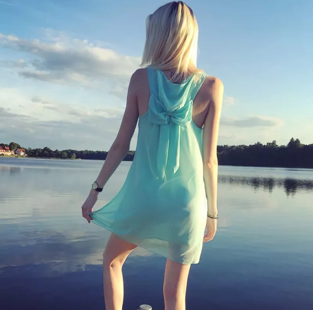 Платье подчеркивает фигуру