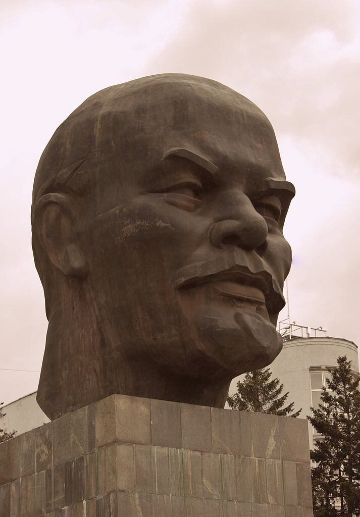 Большая голова. Автор: Аркадий Зарубин, источник: https://commons.m.wikimedia.org/wiki/File:Lenin%27s_head_01.jpg