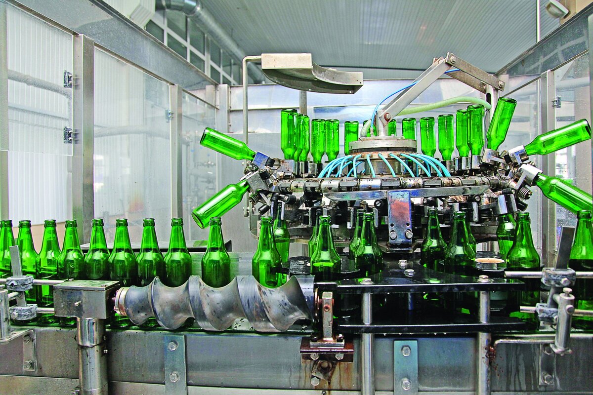 Розлив пива в конечную тару (фото с интернета).