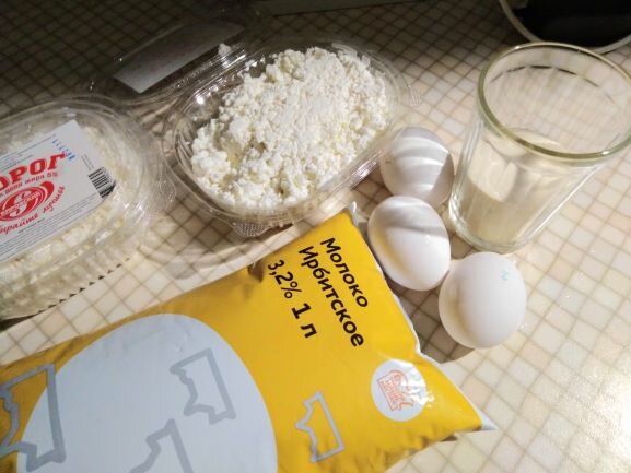 Творог, яйца, манка и молоко для запеканки