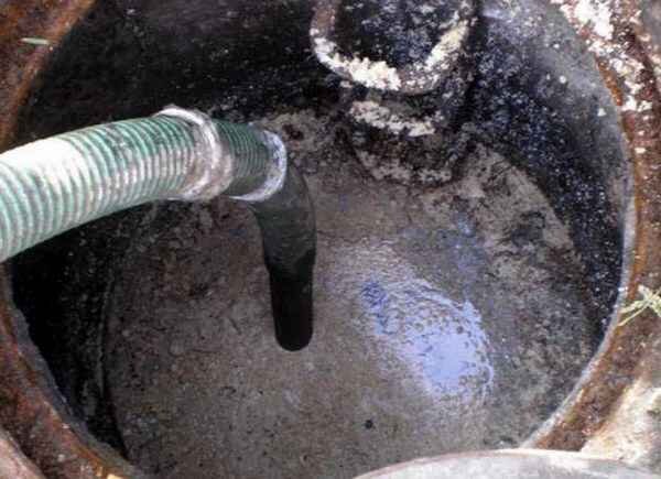 Труба для выкачки выгребной ямы. Сточная яма. Заилилась выгребную яму. Чем растворить ил в выгребной яме. Заилилась выгребную яму.