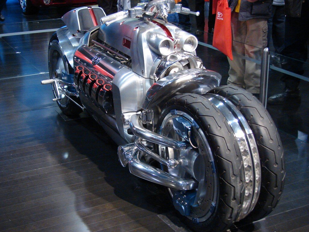   В 2003 году на Североамериканском международном автосалоне в Детройте компания Dodge представила футуристического вида мотоцикл с десятицилиндровым двигателем мощностью 500 л. с.