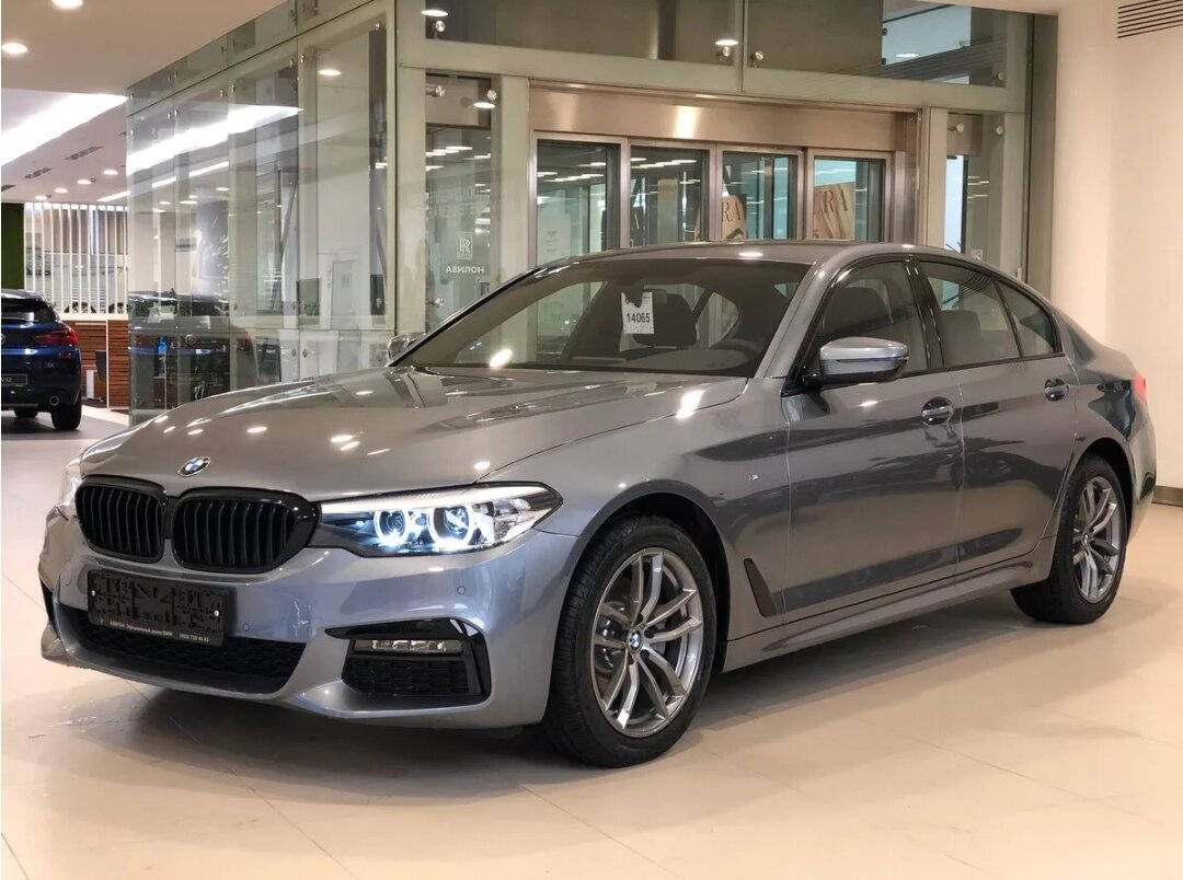 Российское представительство BMW пока объявило только стартовую цену на «пятёрку» — от 3 470 000 рублей. Это на 100 тысяч больше, чем просили за базовую дорестайлинговую машину. Audi A6 40 TFSI (190 л.с.) стоит от 3 116 000 рублей, а Mercedes E 200 (197 л.с.) — от 3,5 млн.