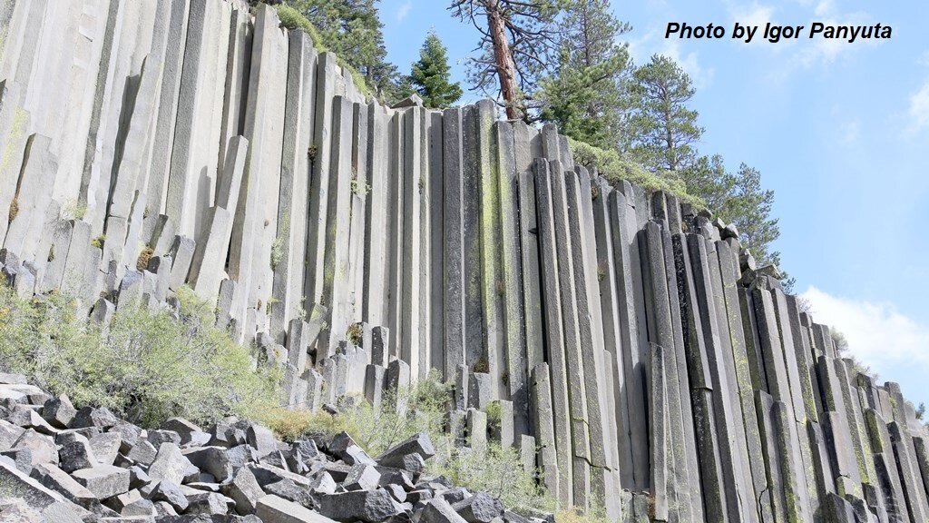 Базальтовые столбы в парке Devils Postpile National Monument, штат Калифорния, США