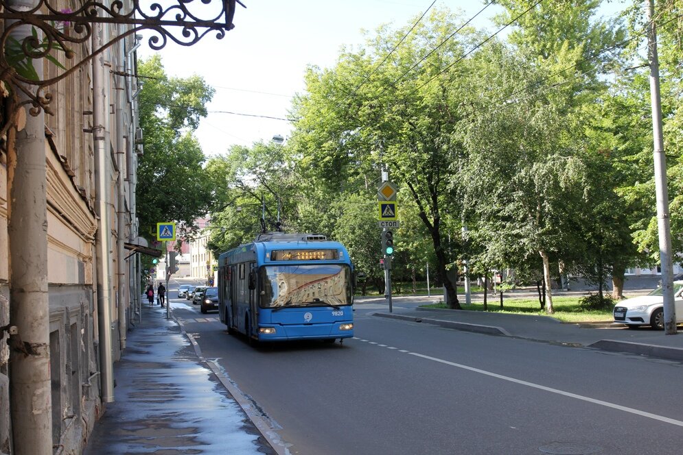 2. В октябре 1936-го появляется знаменитая "Букашка" - маршрут № Б: Колхозная (ныне Сухаревская) площадь — Площадь Восстания (ныне Кудринская), 9 июня 1937-го открылся 2-й троллейбусный парк рядом с Казанским вокзалом. В том же 1937-м в Москве появляется третить маршрут (под номером 3, что логично) Дорогомиловская Застава — Савёловский вокзал. 

В следующем 1938-м троллейбусная сеть получает крупное развитие, появляются маршруты № 4: Киевский вокзал — Посёлок Совкино (ныне Мосфильм), 5: Комсомольская площадь — Измайлово, 6: Площадь Революции — Никольская больница (впоследствии - кинотеатр "Нева"), 7: Курский вокзал — Ржевский вокзал (ныне Рижский), 8: Курский вокзал — 1-я Хуторская улица, 9: Октябрьская (ныне Калужская) площадь — Комсомольская площадь, 10: Даниловская площадь — Курский вокзал.

28.07.1939 появляется маршрут № 12: ВСХВ (ВДНХ) — Коптево, затем открываются маршруты маршруты № 2к: Кутузовская слобода — Ржевский вокзал, 7к: Курский вокзал — Ржевский вокзал, 11: Курский вокзал — Сокольническая Застава, 13: Комсомольская площадь — Платформа «Северянин».