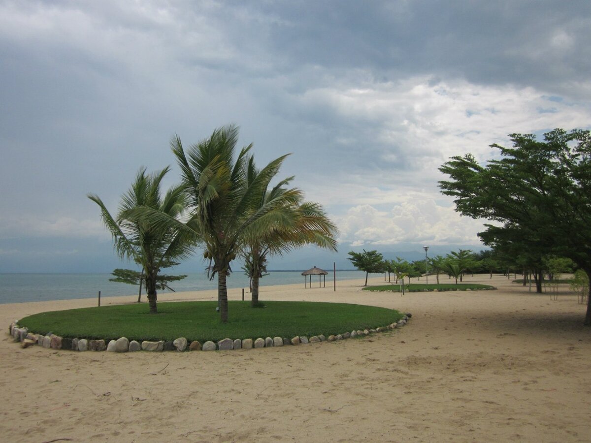 Погода пасмурная и совсем не африканская.