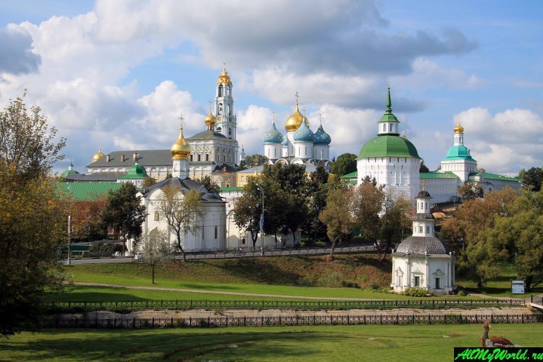 Сергиев посад называют. Свято-Троицкая Сергиева Лавра Сергиев Посад. Троице-Сергиева Лавра достопримечательности. Сергиев Посад достопримечательности Троице Сергиева Лавра. Достромичательности Сергеива Посад.