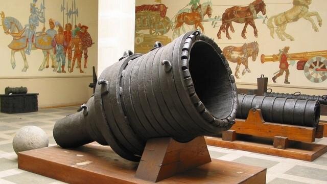  26.11.2013    Pumhart von Steyr — мощнейшее оружие 15-го века, эта австрийская бомбарда могла стрелять ядрами диаметром в 80 сантиметров. Пулемёт Максим.