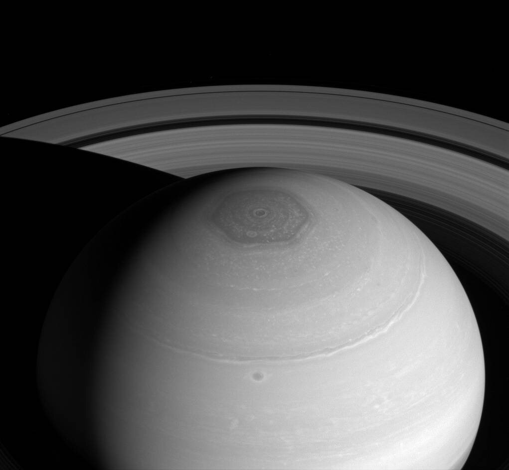 Ураган в форме гексагона на северном полюсе Сатурна ©Nasa. https://www.nasa.gov/mission_pages/cassini/images/index.html