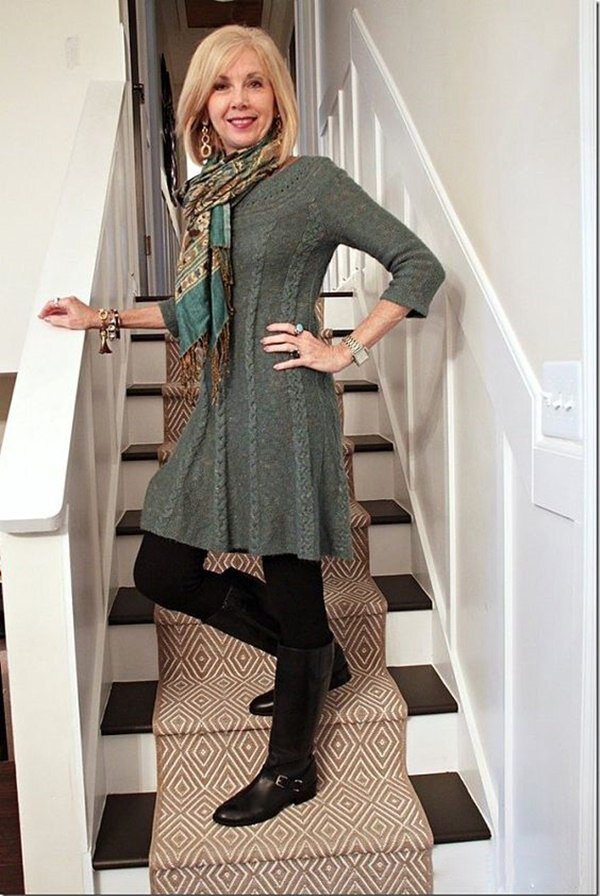 Женщина в вязаной тунике с объемными косами. /Фото: pix-feed.com