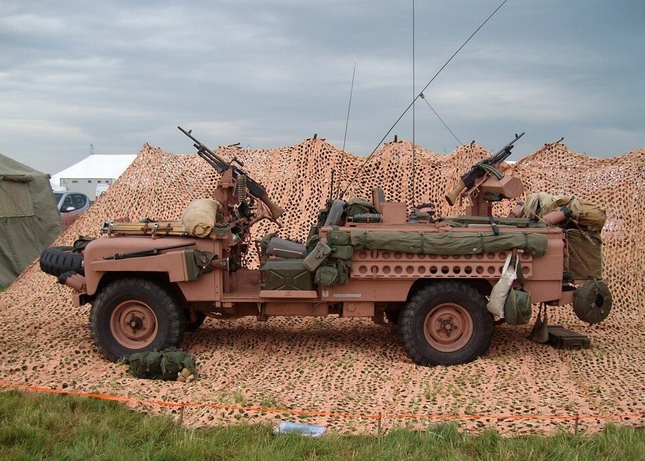 LR Pink Panther — в профиль. На снимке видна боковая укладка ЗИПа, шанцевого инструмента и крепления сенд-траков.