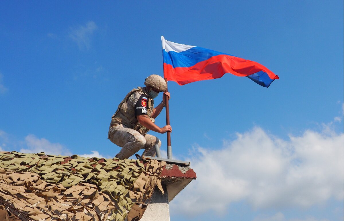 Солдат с флагом России. Солдат с российским флагом. Военные флаги. Российские военные с флагом.