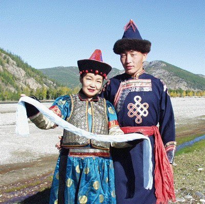 Буряты —  населяют Западное и Восточное Прибайкалье. Численность — 550–690 тыс. чел.  Язык относится к монгольской группе алтайской языковой семьи. Являются северным форпостом монгольского мира.-2
