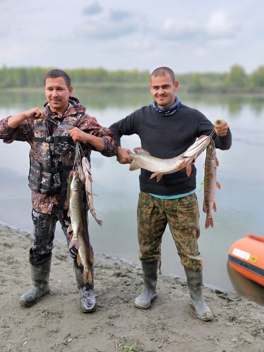 Справа на фото мой супруг