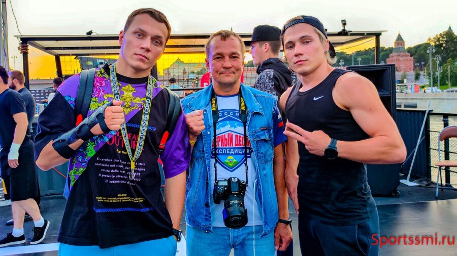 Это я с блогером и спортсменом из Питера Артемом Тарасовым, который прославился поединком с сумасшедшим Дациком. Тарасов еще владеет клубом Fight Pro. А справа - рэпер Дмтрий "Анубис" Кузнецов. Анубис прославился тем, что нелестно отозвался о Хабибе и его вызвал "на разборки" боец из Дагестана. Ну и отхватил мялок от Анубиса, чем резко прибавил популярности и уважухи 26-летнему рэперу.

