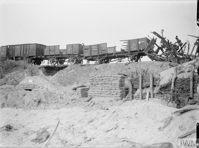 Разрушенный товарный поезд на железнодорожной линии на линии фронта у Пашендейла