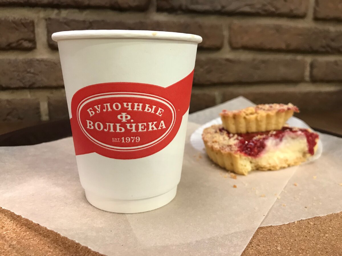 В фирменные стаканы наливаются напитки. Приборы одноразовые 