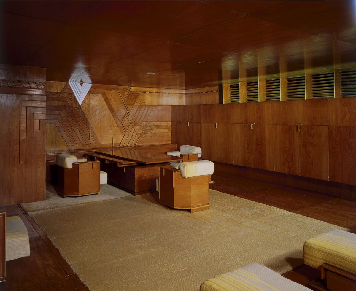 Интерьер рабочего кабинета Эдгара Кауфманна, созданного архитекторов Фрэнком Ллойдом Райтом в 1935-1937гг .  Кабинет первоначально находился в магазине Kaufmann's Department Store в Питтсбурге. Экспозиция  Музея Виктории и Альберта, Лондон, официальный сайт - www.vam.ac.uk 