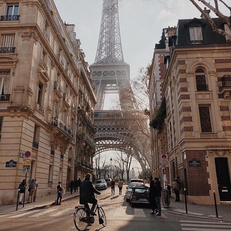 У подножия Эйфелевой башни струится жизнь простых парижан.