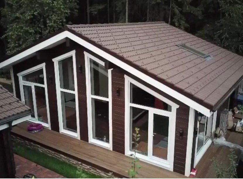 Вид мансардного окна снаружи