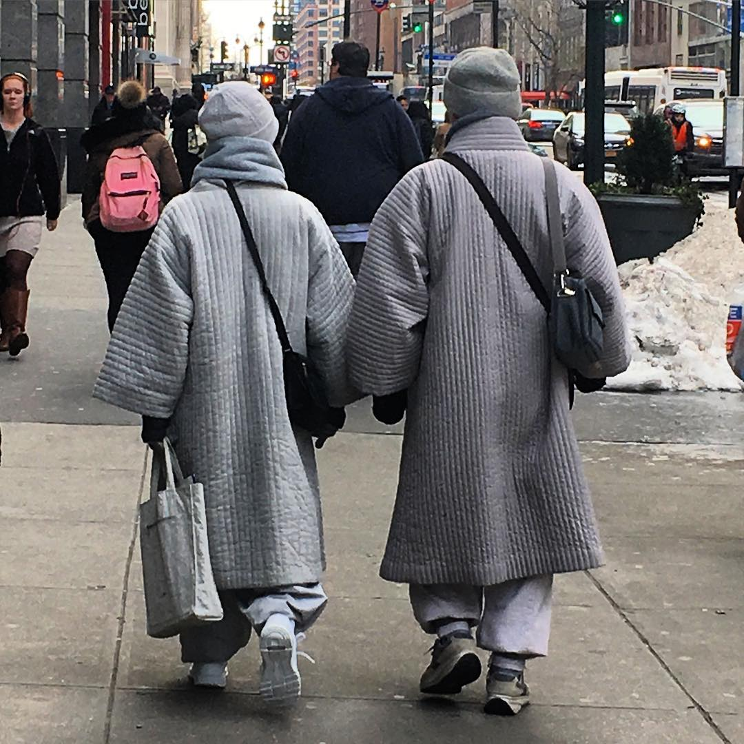 Серый totallook в забавном исполнении. Фото: https://www.instagram.com/reuthadad/