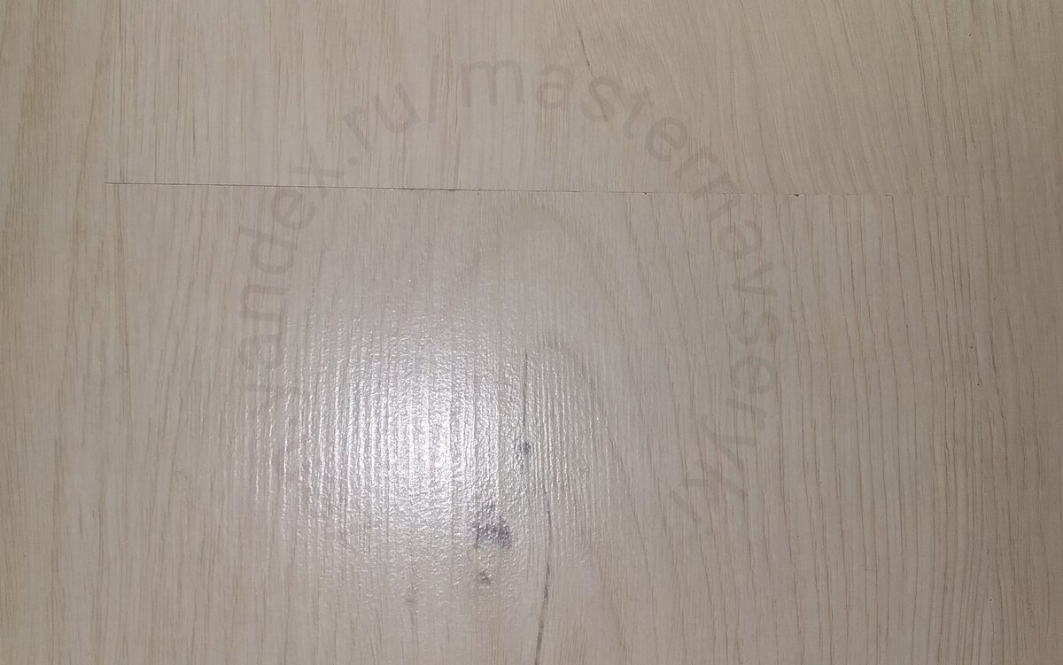 Рассмотрим процесс ремонта с небольшой щели между досками ламината.