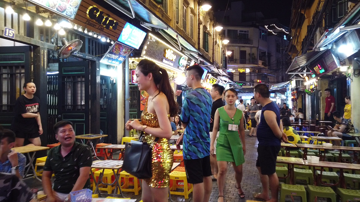Две самые пьяные улицы Вьетнама: безудержное веселье даже посреди недели