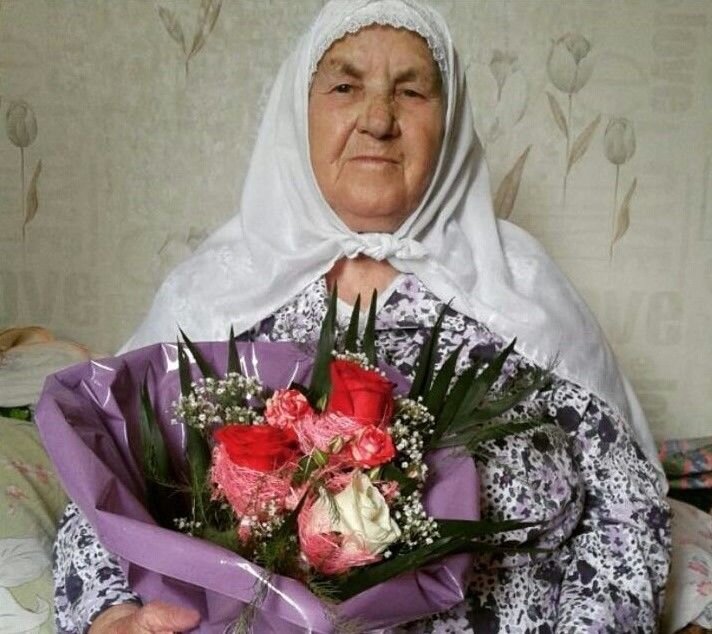 Секрет долголетия бабушки, по ее словам, заключается в том, что она окружена заботой и любовью своих родных и близких.
