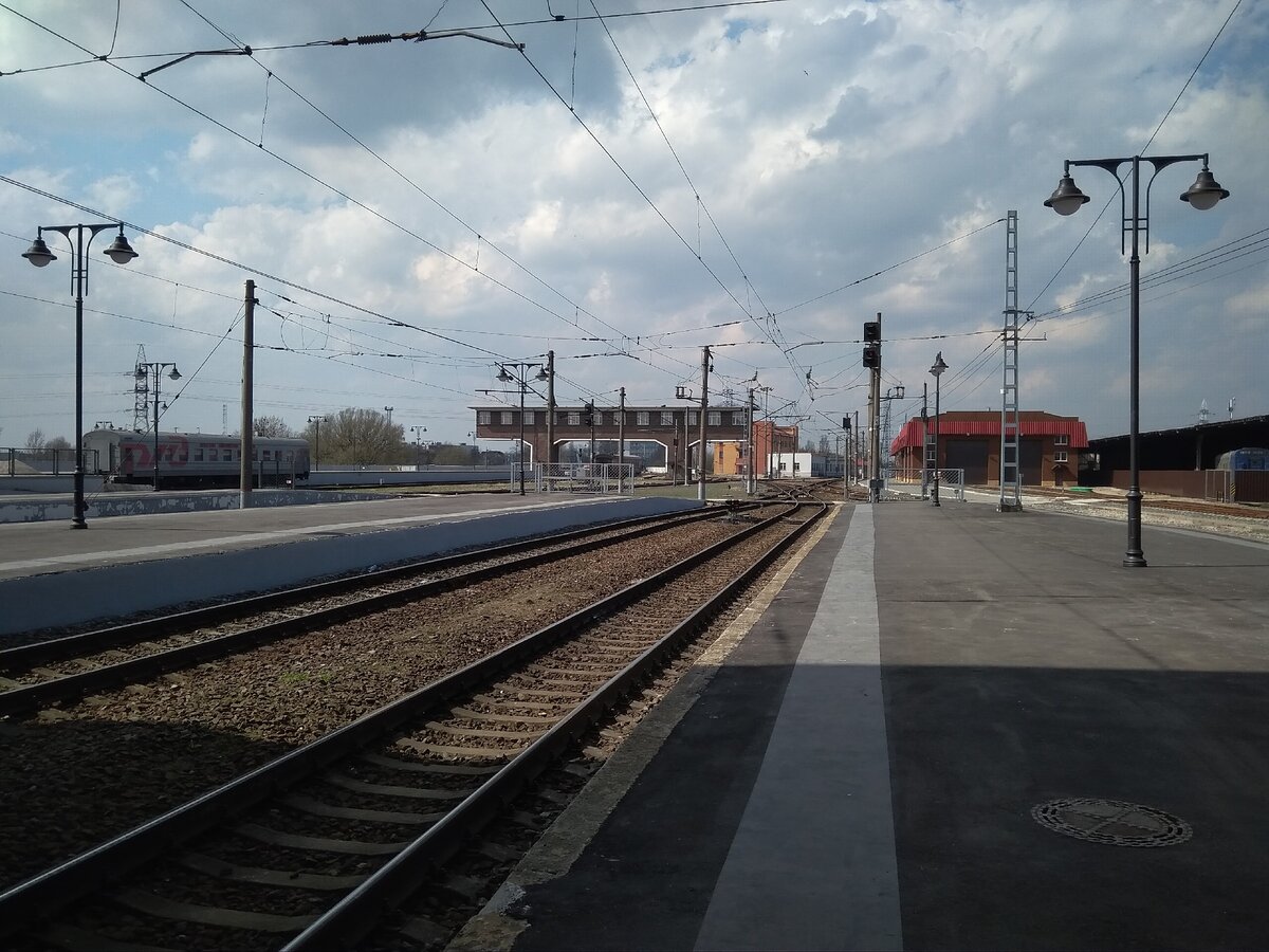 Вдаль под проводами.